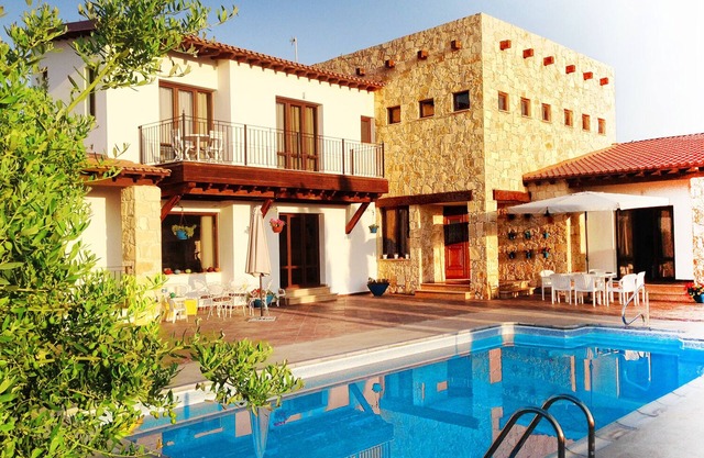 Brand New Stein gebaute Villa mit Pool und freiem Blick