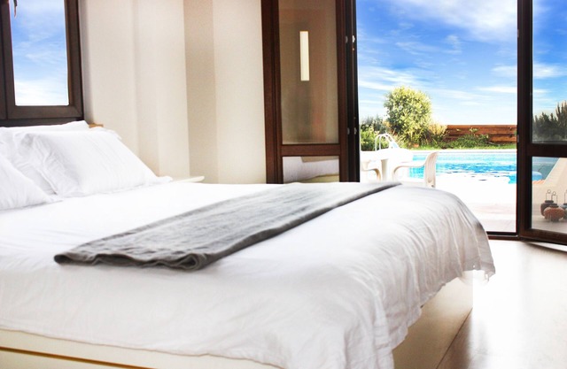 Brandneue Steinvilla mit privatem Pool und Meerblick