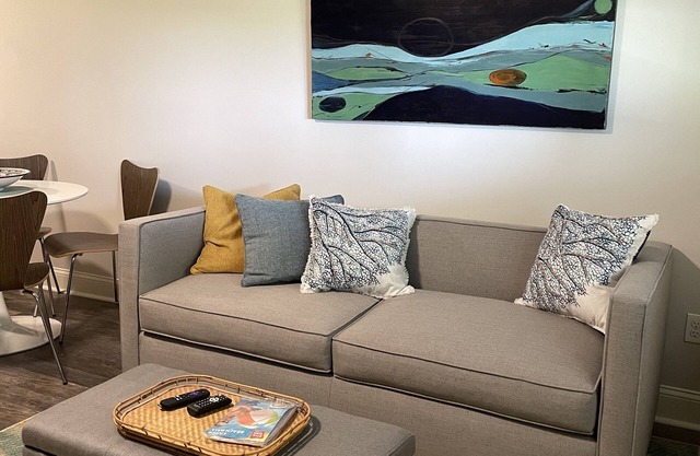 Brand New! Studio B: Sleeps 4, Walk to beach/town, seasonal pools, kitchenette