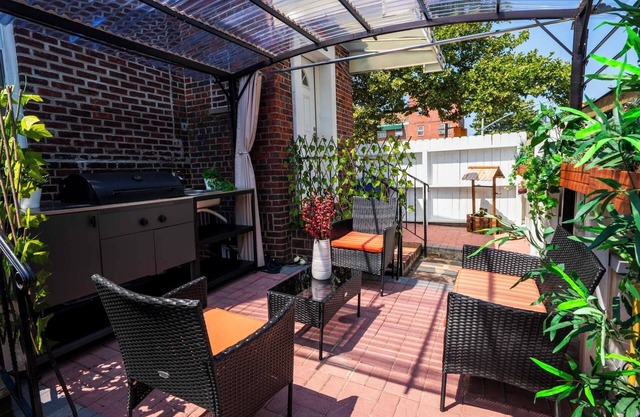 Brand New Studio! Stylish w/Laundry! Parking! Main St!