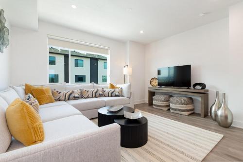 Brand NEW Townhome! Luxury AND Convenience