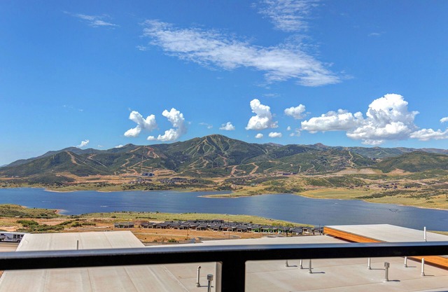 Brand-new townhome with views, shuffleboard - 12 mins to Park City & Deer Valley