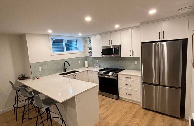 Brand new ultra-modern suite in an amazing location close to the beach!