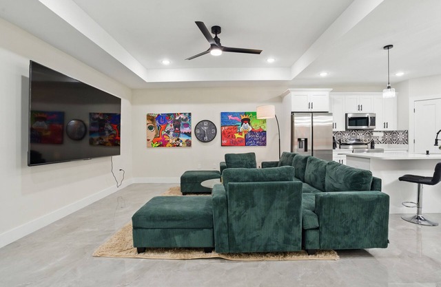 Brand New Vacation home, 3-bedroom, 2-bathroom with fenced in yard and Lanai!