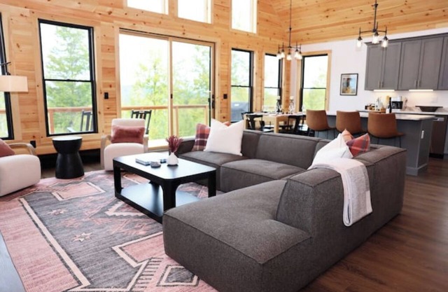 Brand New. Views! Hot Tub. Sleeps 14. Kid Friendly
