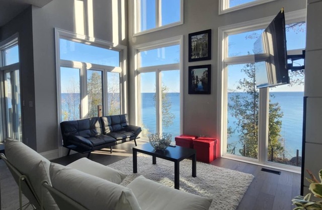 Brand new waterfront LUXE lake house for a beautiful week/end away!