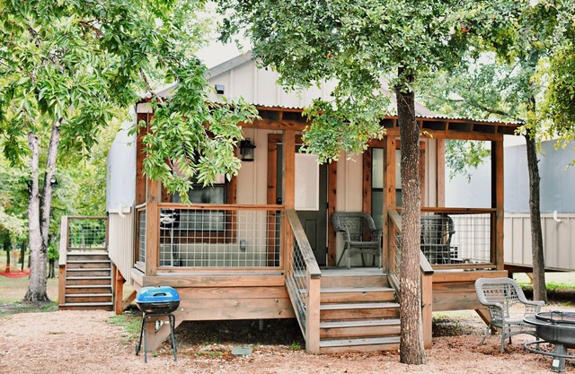 Brand new waterfront Cabin with many amenities: Pool, hot tub & kayaking. - SG11