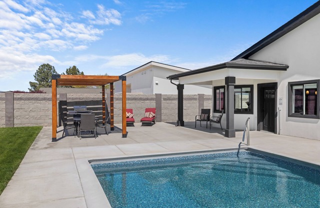 Brand newly remodeled 3-bed, 2 bath Desert Aire w/private pool & RV hookups!