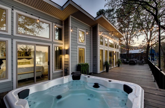 BRAND NEW 2/2 hilltop Hideaway w/lrg deck/hot tub/outdoor fire pit & game room!