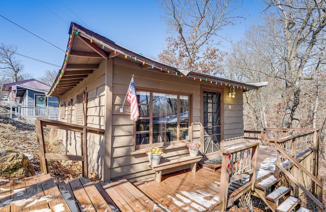 Branson Area Couple's Cabin w/ Wraparound Porch!