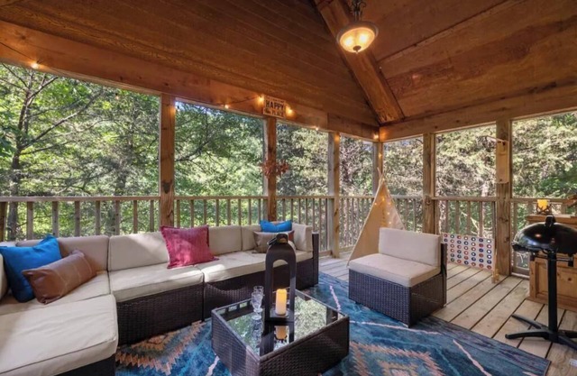 Branson Cabin-Master Suite and Bunk Room! Resort