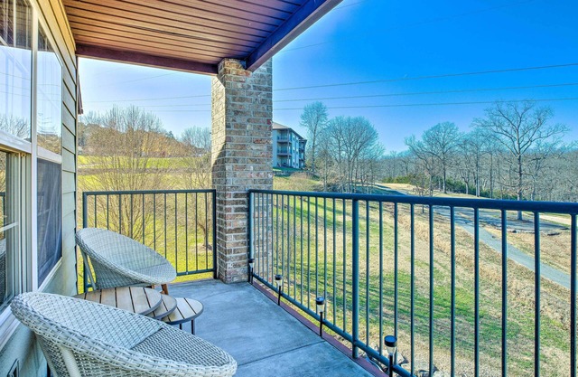 Branson Condo w/ Balcony on Ledgestone Golf Course
