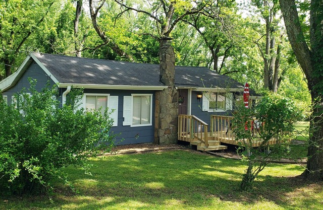 Branson, MO, Cozy Lakefront Cottage
