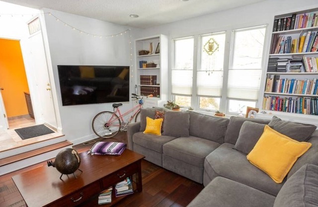 Brazilian Artsy Townhome with great location and outdoor amenities!