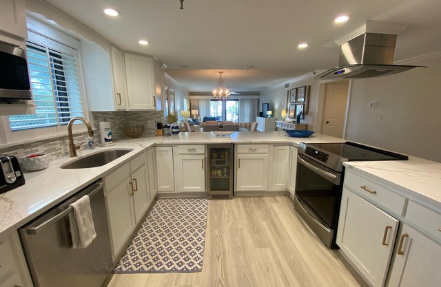 Gulf Front 2BR / 2BA ~ Remodelled End Unit w / überdachte Parkplatz ~ STRAND-SETUP INKLUSIVE!