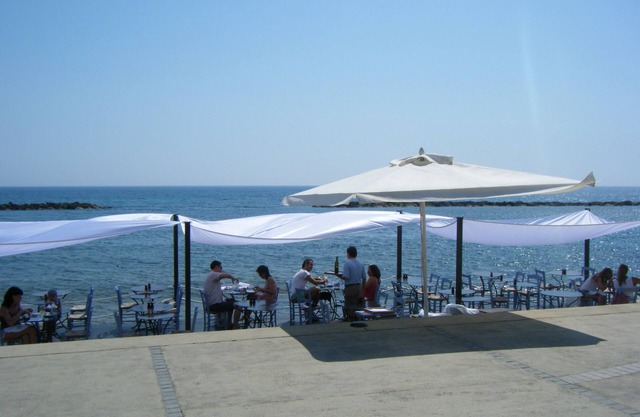 Frühstück auf der Terrasse neben dem wunderschönen Pool, zu Fuß zum Sandstrand