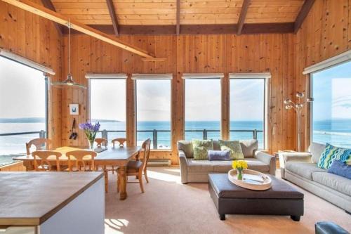 Breaking Waves! On the Bluff! AMAZING VIEWS! BBQ! Fast WiFi! Walk to Beach!