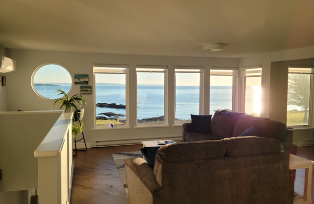 Breakwater...Oceanfront Executive Home w/hot tub overlooking Bay of Fundy