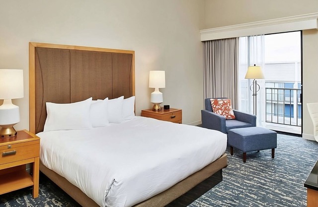Breath of Fresh Air! Balcony, Pets Allowed, Swimming Pool, Near Union Square