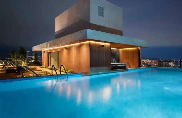 Breathtaking 2 level Condo wAmazing Pool