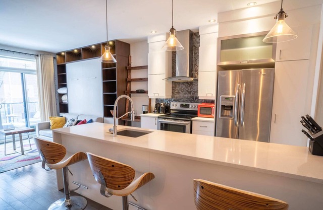 Breathtaking 3 Beds Apt. ~ FREE Parking on site!