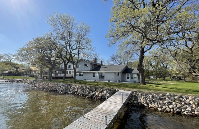 Breathtaking! 4BR/3BA Cabin - 30ft from lakeshore on Alexandria Chain of Lakes