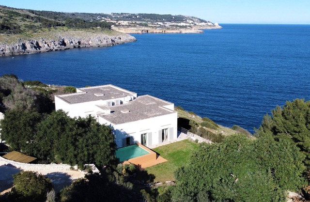 High-End-Villa mit Pool in Traumlage m. Meerblick