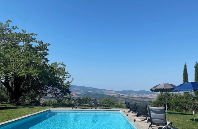 Breathtaking sunsets from a peaceful farmhouse with swimming pool in Val d'Orcia