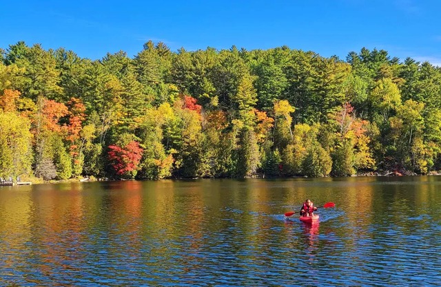 Breathtaking Lakefront Getaway w/Kayaks + Hot Tubs