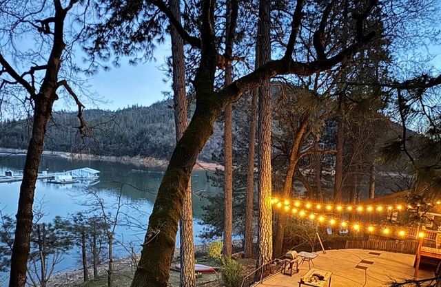 Breathtaking Lakefront Havin, Remodeled, Hot Tub - Shasta Lakeshore Retreat #10