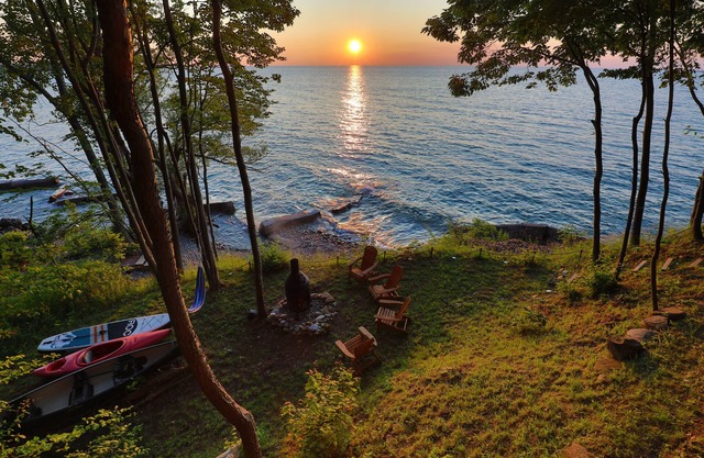Breathtaking Lakefront Cabin On Lake Ontario with Beach!