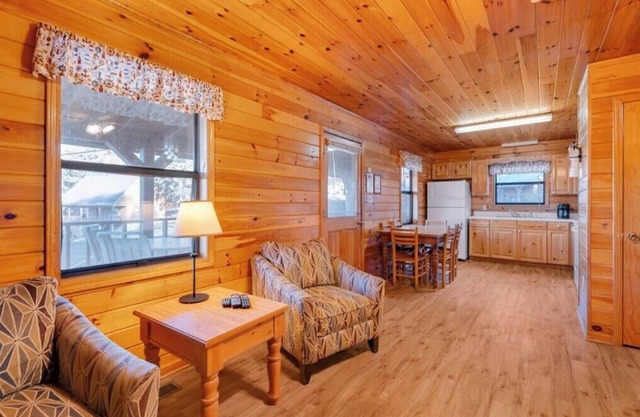 Breathtaking Lakeside 2-Bedroom Cabin on Beautiful Dale Hollow Lake #9!