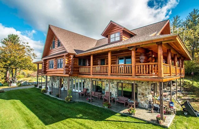 Breathtaking Mountain Getaway - Skiing & Hot Tub