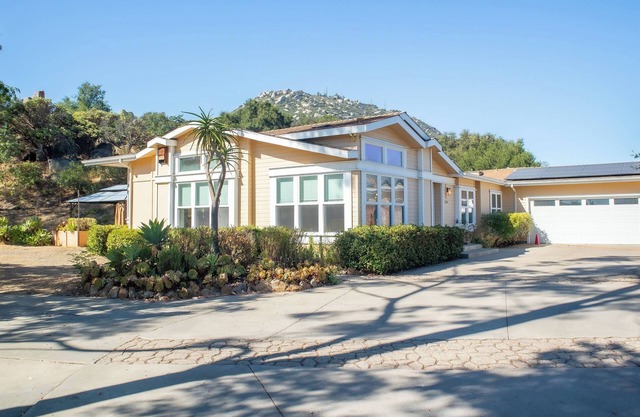 Breathtaking Mountain House with great trails & amenities - Sleeps 14!
