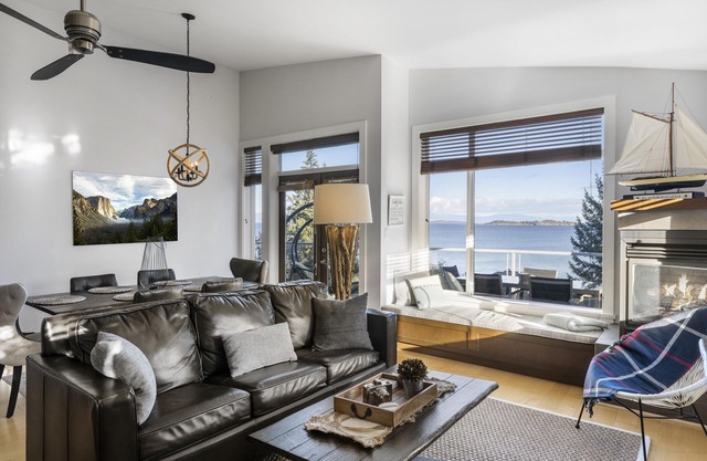 Breathtaking Oceanview Parksville, Vancouver Isl. 1 min walk to beach, 2BR 2BTH
