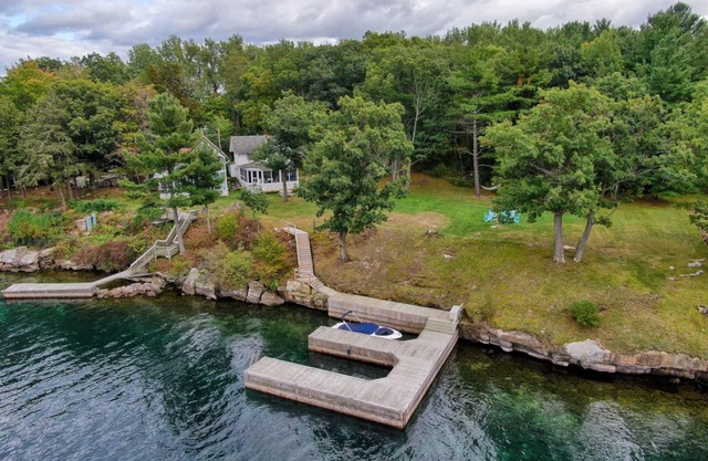 Breathtaking River Views from Quaint Historic Round Island Cottage