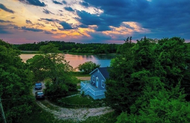 Breathtaking riverfront pet-friendly hideaway near beaches & downtown