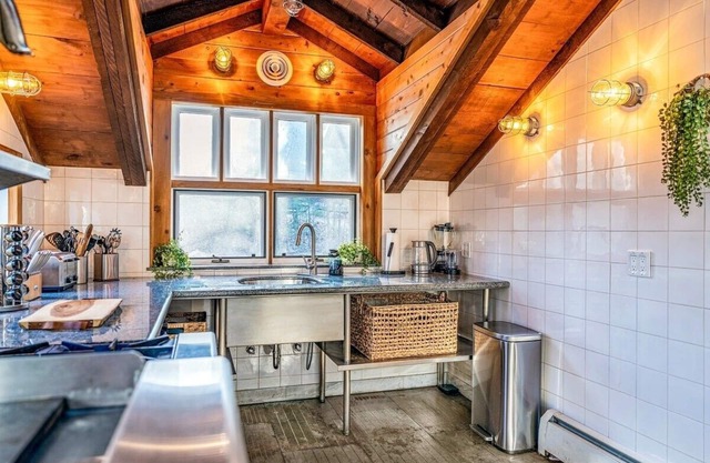 Breathtaking Rustic Lodge| Lake Views & Hot Tub
