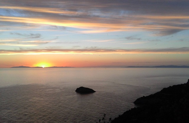Atemberaubendes Szenario der Inseln Giglio, Montecristo, Korsika und Elba.
