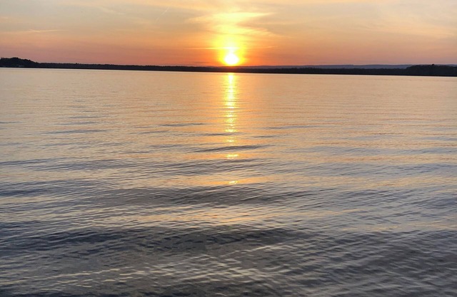 Breathtaking sunsets, right on Saratoga Lake! Just 5 minutes from the track!