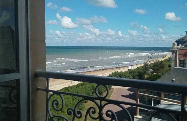 Breathtaking sea views, D-Day beaches at your feet, relaxation guaranteed!