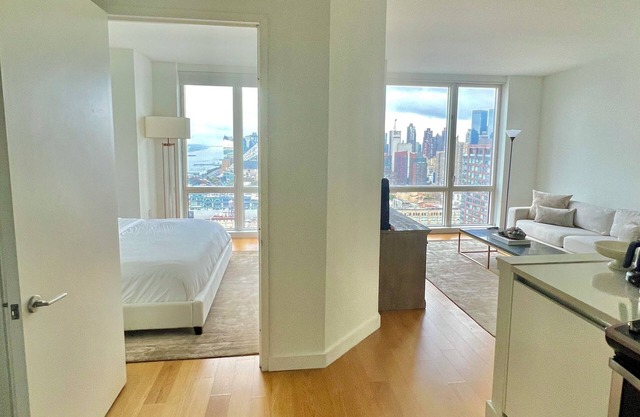BREATHTAKING SKYLINE VIEWS!! Lux 1 Bedroom Suite in best location by Times Sq