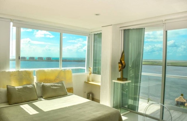 breathtaking studio, w/ocean and lagoon views, amazing wrap around balcony,...