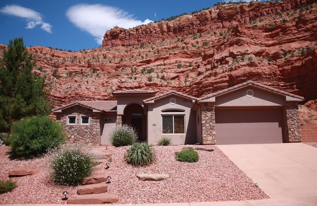 Atemberaubende Aussicht auf rote Klippen, Innen- / Außenpool