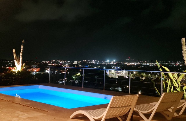 Breathtaking view, privacy, private pool, 10 min to beaches, restaurants, city!!