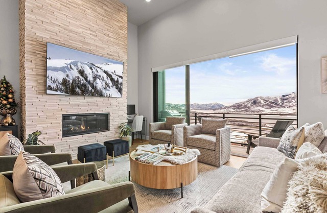 Breathtaking Views~Fireplace~Chic~New