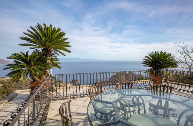 Breathtaking views in a quiet part of Taormina, a stone's throw from downtown