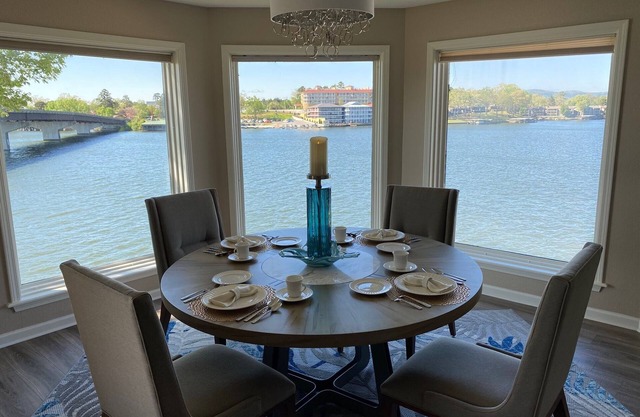 Breathtaking views of Lake Hamilton - 2 Bedroom 2 Bathroom Gated Lakefront Condo