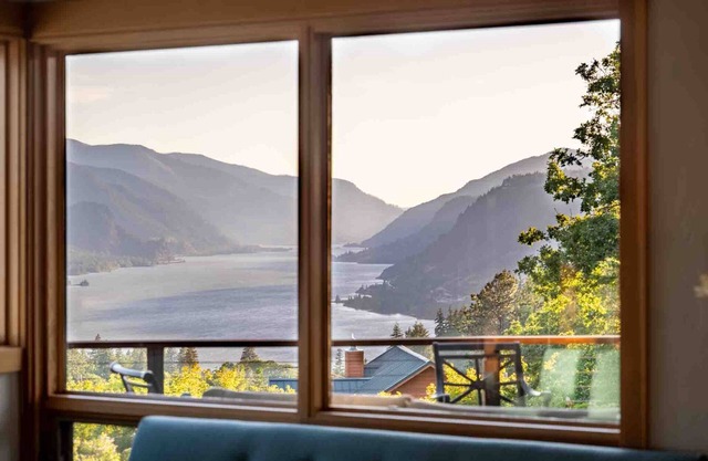 Breathtaking Views of Mt. Hood and Columbia Gorge, Huge Deck, Shuffleboard, Ping Pong, Trampoline