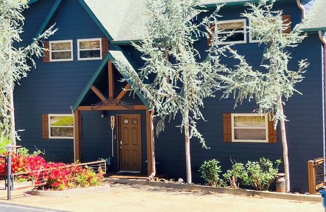 BREATHTAKINGLY BEAUTIFUL-4BR/4BA Lakefront Cabin-Sleeps 10